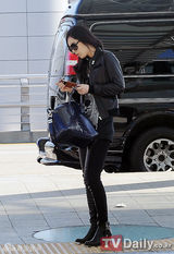 组图：韩星韩佳人黑皮紧身裤亮相机场宛如女战士