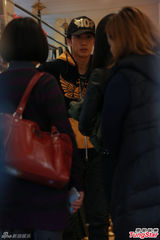 组图：吴尊当爸派红包 吴镇宇走秀范儿足获赞