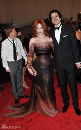 组图：美国时装学院庆典举行 众明星红毯竞艳