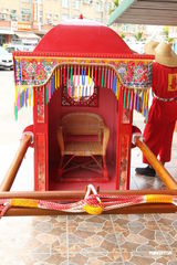 组图：Ella坐花轿亮相订婚宴 好友阿雅现身祝福