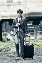 组图：朱元新医剧曝首场戏 穿正装演自闭青年