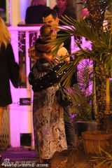 组图：斯嘉丽-约翰逊夏威夷度假与男友亲密搂抱