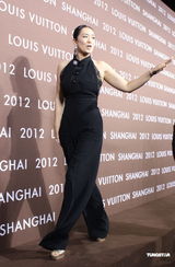 组图：范冰冰野猫造型出席活动 巩俐黑裙保守