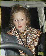 组图：阿黛尔素颜看gaga演出被当路人无人识