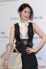 组图：杨千嬅白衬衣透出黑胸罩 笑谈育儿趣事