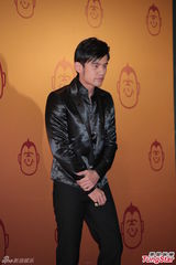 组图：周杰伦现身祝寿曾志伟 全黑套装帅气