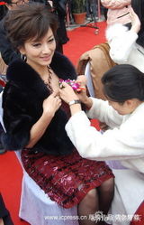 高清：赵雅芝出席开业活动 对镜头做可爱鬼脸