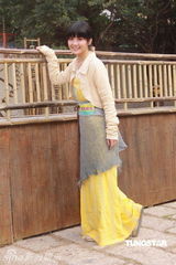 幻灯图：容祖儿新片造型搞怪 与阿Sa(蔡卓妍)亲热如姐妹花