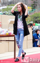 组图：Kara姜智英f(x)Krystal便装突袭校园