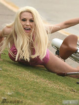 组图:人妻嫩模考特尼骑车摔倒 深V至肚脐秀豪乳