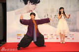 组图：46岁方季韦复出 透视白裙笑容如少女