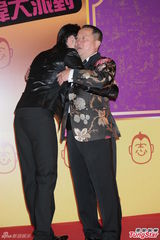 组图：周杰伦现身祝寿曾志伟 全黑套装帅气