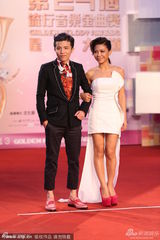 组图：艾怡良性感秀美腿 工作人员蹲地理裙摆