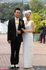 组图：杜德伟现场派发红包 新娘秀钻戒金饰贵气