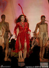 组图：赛琳娜化身印度舞娘 风骚露大腿