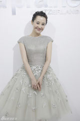 组图：许晴真空装性感出位 小辫头俏皮动人