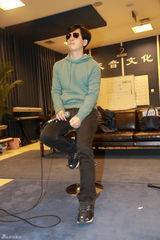 组图：李健上海演唱会彩排 戴墨镜深情演唱