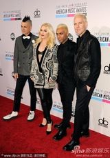 组图：全美音乐奖红毯女星争艳 比伯亲老妈鸟叔搞怪