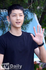 组图：韩星宋仲基入伍短发帅气 将服现役21个月