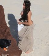 组图：波霸乔丹海滩婚纱照曝光 巨波傲人频走光