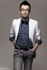 组图：黄海波时尚封面大片 无镜片眼镜扮潮男 