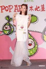 组图：邓丽欣出席活动粉色长裙显娇俏