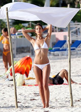 组图：超模莉莉-奥尔德里奇海滩秀白色比基尼