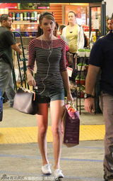 组图：斯威夫特购物耳机不离身 T恤热裤秀长腿