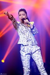 组图：叶倩文《歌声传奇》性感与老外贴身热舞