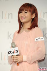 组图：Selina粉嫩亮相 自曝已克服对火恐惧做料理