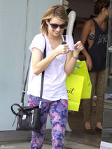 高清图：艾玛-罗伯兹街拍 开衫毛衣搭配花裤子