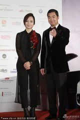 组图：周笔畅帅气黑西服镶花 与张国立携手亮相
