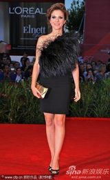 高清图：《在某处》首映  小范宁 露肩蓝裙宛若精灵