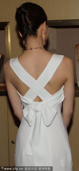 组图：刘诗诗白色露背装捞金与老外畅聊遭偷瞄