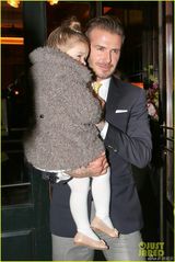 组图：小贝携四子女亮相时装周 为贝嫂秀场撑场