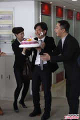 组图：黄舒骏获Ella惊喜庆生 老当益壮望再生子