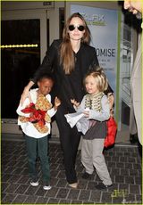 组图：安吉丽娜携女回洛杉矶 传将与男友皮特完婚