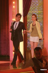 组图：谭咏麟关心妍台上合唱 众星现身无线电视城