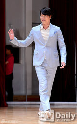 组图：郑雨盛(郑宇成)对话女校学子 条纹装化身暖男