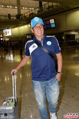 组图：洪金宝夫妇携手返港 谭咏麟亲和合影