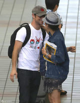 组图：囧瑟夫玛丽昂机场相遇 短暂叙旧拥抱告别