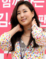 组图：韩星金莎朗签名会金裙性感 一颦一笑风情万种