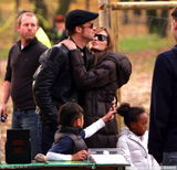 皮特朱莉带孩子公园玩耍 希洛玩滑轮十足小萌娃(图)