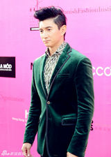 组图：陈晓东梁咏琪同台获奖 抱BABY领奖被催相亲