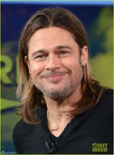 组图：布拉德皮特长发黑衣笑容沧桑