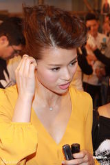 胡杏儿亮相亚洲电影节发布会 否认送黄宗泽耳环(图)