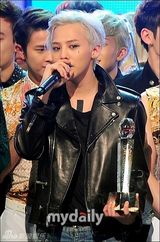 组图：G-dragon获音乐节目冠军 宣美撅臀辣舞