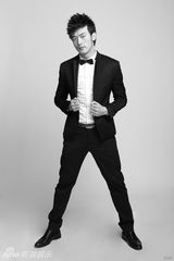 组图：刘一最新写真雅痞型男显魅力