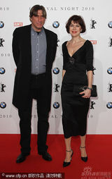 幻灯图：群星齐聚电影节之夜活动 布吉特举止出位