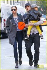 组图：米兰达布鲁姆离婚后勾肩搭背携子外出